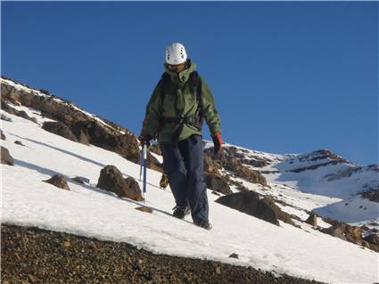 A very thin snow base (about 100m below summit plateau)
