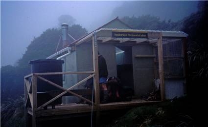 Andersons Memorial hut (2)